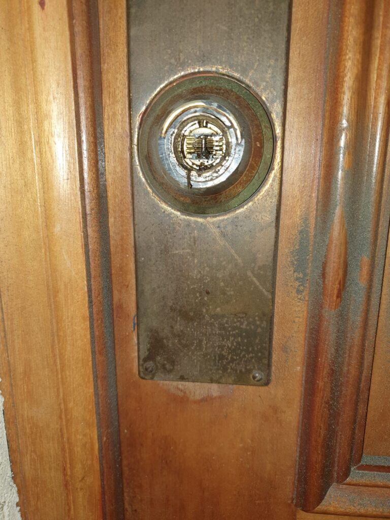 Apertura de puertas Cabezas de Alambre